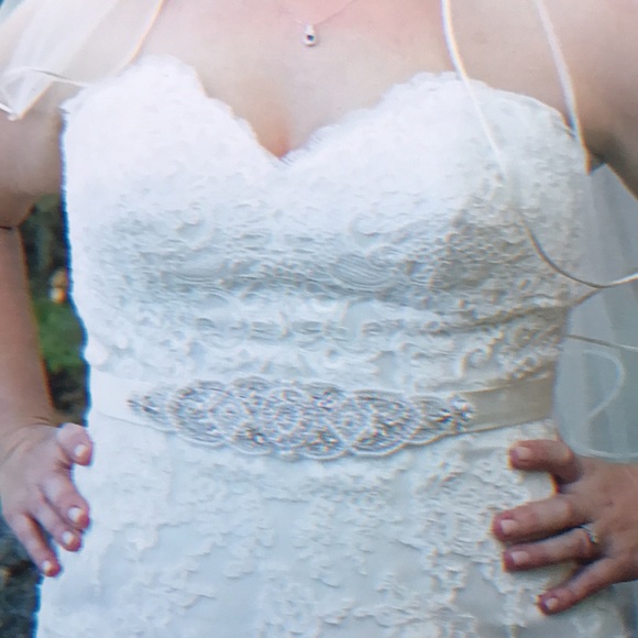Used wedding dress in perfect condition. Cleaned, pressed, and preserved. - Picture 5 of 16